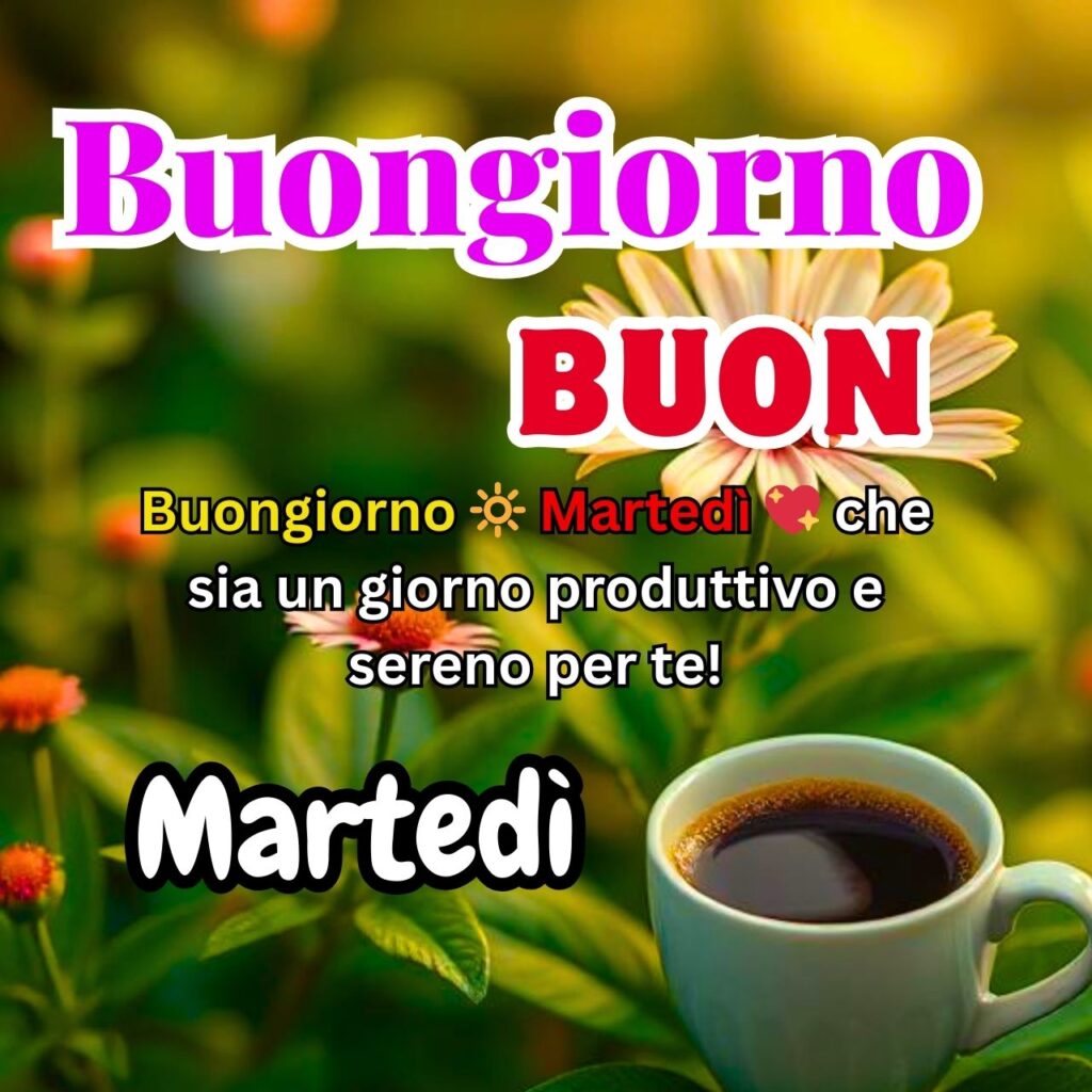 Tazza di caffè nero su sfondo di fiori e foglie verdi con un messaggio motivazionale per il martedì.
