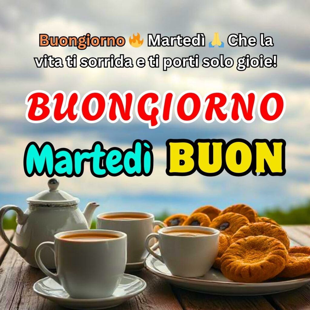 Tazze di caffè con biscotti su un tavolo all'aperto e un messaggio motivazionale per il martedì.