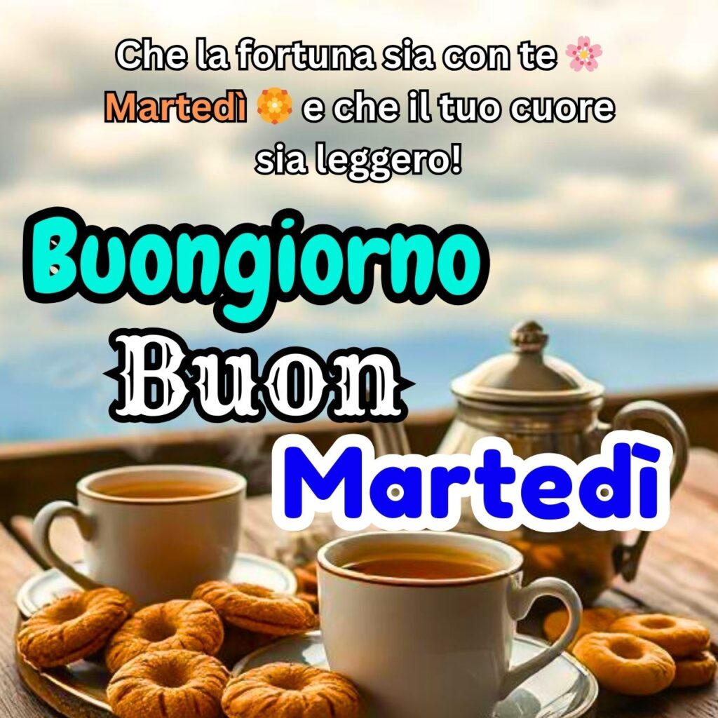 Tazze di caffè con biscotti su un tavolo all'aperto, accompagnate da un messaggio di buon martedì e fortuna.